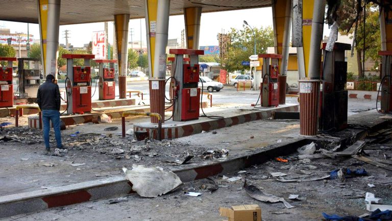 Un Iranien vérifie une station d'essence brûlée incendiée par des manifestants lors d'une manifestation contre la hausse des prix de l'essence à Eslamshahr, près de la capitale iranienne, à Téhéran, le 17 novembre 2019.