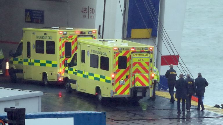 Le personnel d'urgence à bord du navire à Rosslare