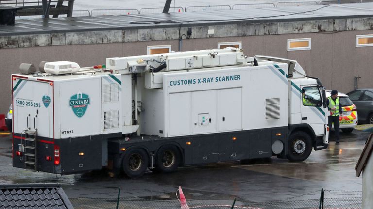 Un véhicule de scanner à rayons X des douanes attendant l'arrivée du ferry à Rosslare