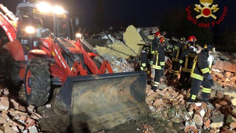 L'un des pompiers morts a été enterré sous les décombres. .Pic: Vigili del Fuoco