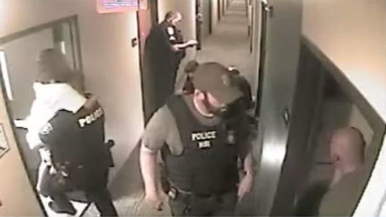 Des officiers ont retrouvé la fille et son ravisseur dans un hôtel du Texas