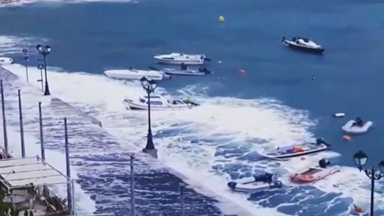 Des vagues géantes se sont écrasées sur le littoral du sud-est de la France, provoquant des inondations et des tempêtes dans la région.