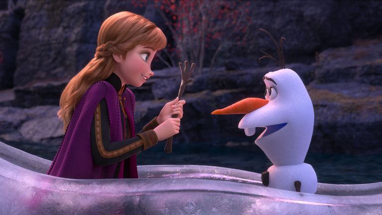 Frozen 2, Anna (voix de Kristen Bell) et Olaf (voix de Josh Gad) s’aventurent loin d’Arendelle dans un voyage dangereux mais remarquable pour aider Elsa à trouver des réponses au sujet du passé. Jennifer Lee et Chris Buck, réalisateurs Peter Del Vecho et les auteurs-compositeurs Kristen Anderson-Lopez et Robert Lopez, Walt Disney Animation Studios. Pic: © 2019 Disney