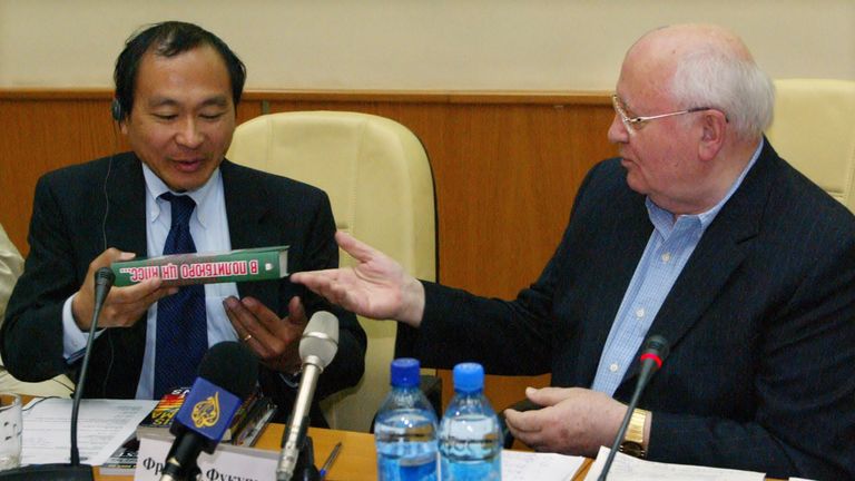 Francis Fukuyama avec l'ancien président de l'Union soviétique Mikhaïl Gorbatchev lors d'une conférence à Moscou en 2007 