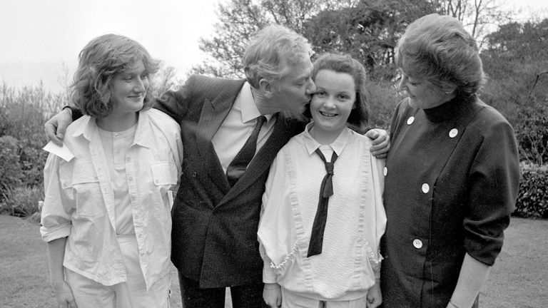 Gay Byrne embrasse sa fille Suzy (12 ans) le jour de sa confirmation sous le regard de Crona (15 ans)