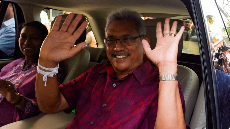 Le candidat à la présidentielle Gotabaya Rajapaksa quitte un bureau de vote après avoir voté 