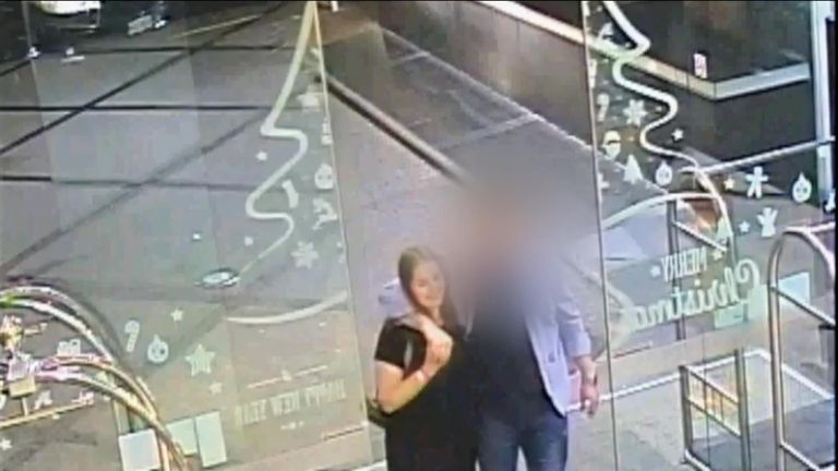 Grace Millane entrant hôtel après date avec le tueur présumé