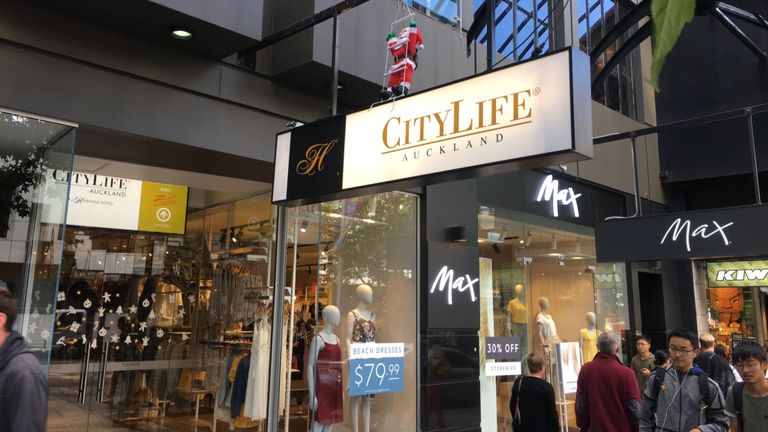 Mme Millane a été vue pour la dernière fois en train d'entrer dans l'hôtel CityLife à Auckland. Pic: TVNZ 