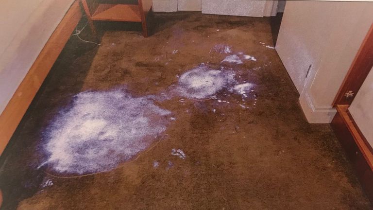 La police a utilisé du luminol pour montrer des traces de sang sur le tapis