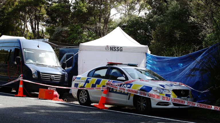 Auckland, Nouvelle-Zélande - 9 décembre: La scène où le corps de la touriste britannique Grace Millane a été retrouvé par la police néo-zélandaise dans les Waitakere Ranges le 09 décembre 2018 à Auckland, en Nouvelle-Zélande. La police a enquêté sur la disparition de la Britannique britannique Grace Millane, âgée de 22 ans, qui avait été vue pour la dernière fois le samedi 1er décembre à Auckland. (Photo par Hannah Peters / Getty Images)