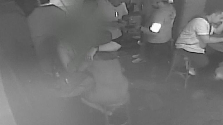 Grace et l'accusé s'embrassant dans le bar Bluestone Room, il a son bras autour d'elle
