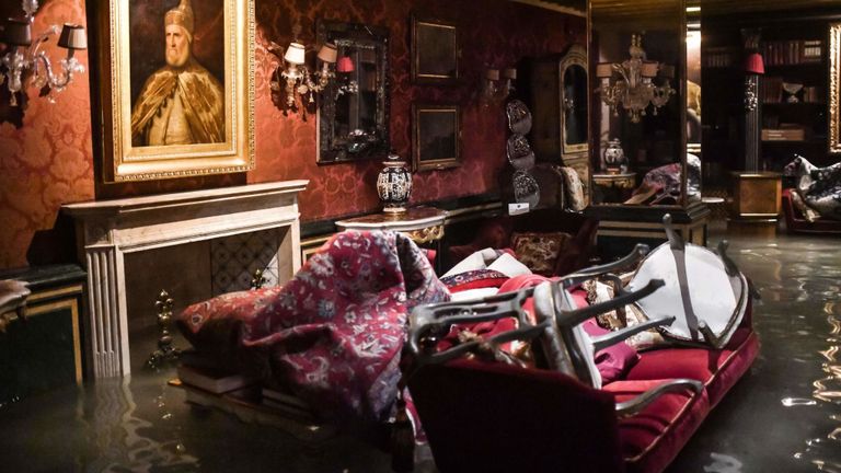 Une salle dans le palais inondé de Gritti est photographiée lors de la marée haute exceptionnelle "Alta Acqua" le 12 novembre 2019 à Venise