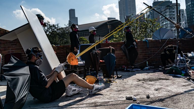 Les manifestants utilisent une catapulte pour tirer une brique à l'Université polytechnique de Hong Kong