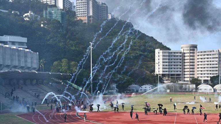 Des gaz lacrymogènes ont été tirés par la police au cours d'une bataille d'une journée à l'Université chinoise de Hong Kong