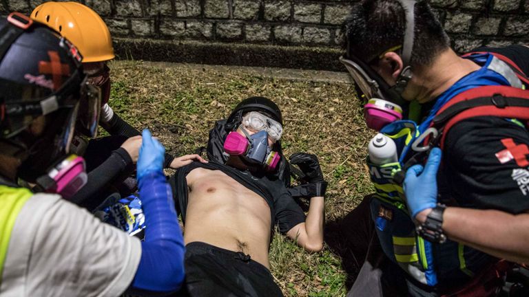 Des médecins soignent un manifestant lors d'affrontements avec la police à CUHK