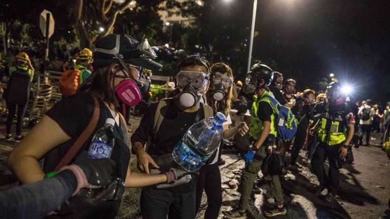 Après cinq mois de manifestations, les gens arrivent équipés d’eau, de masques à gaz et de collations.