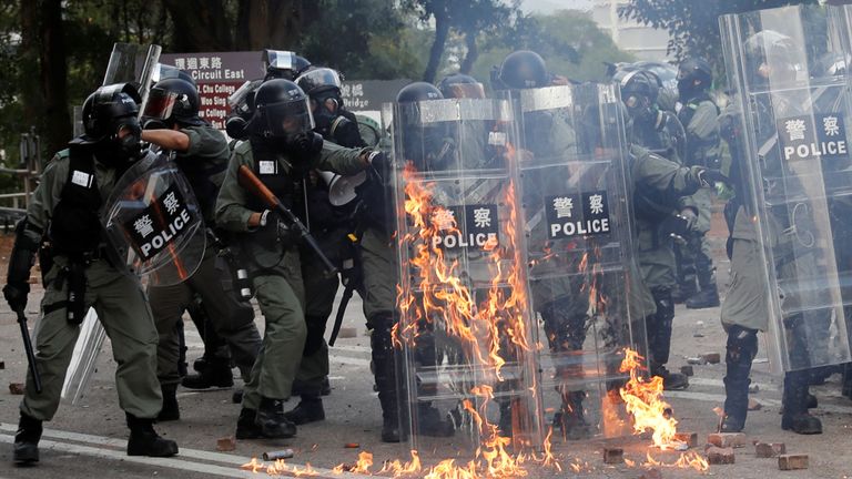 La police anti-émeute était dans une impasse avec les étudiants à la CUHK pendant la majeure partie de mardi