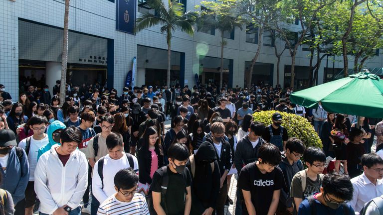 Les étudiants ont rendu hommage à Chow Tsz-lok après son décès vendredi