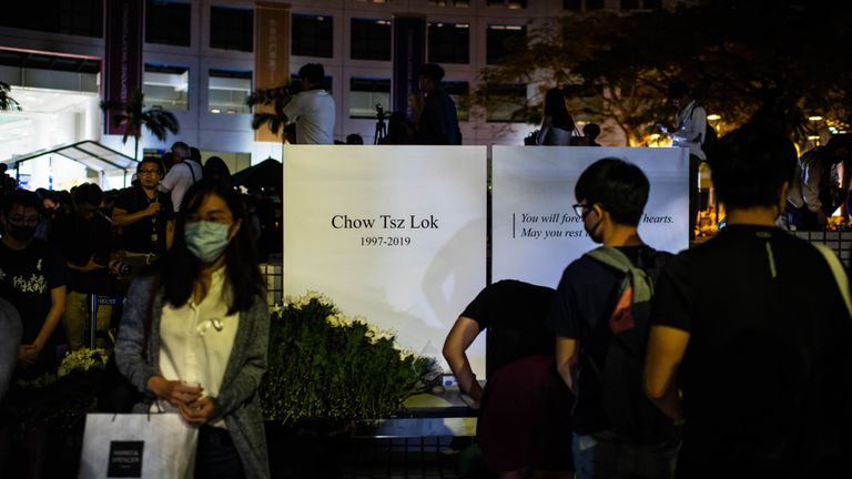 Les étudiants ont assisté à une cérémonie vendredi soir pour rendre hommage à Chos Tsz-lok