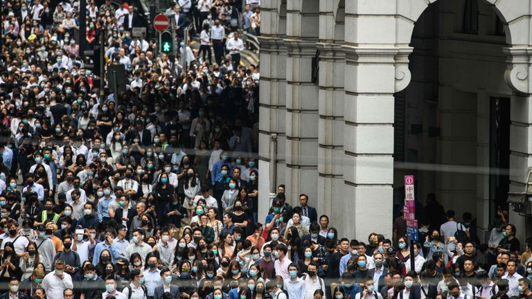 Des milliers d’employés de bureau se sont joints aux manifestants mardi dans la célèbre rue Peddar de Hong Kong
