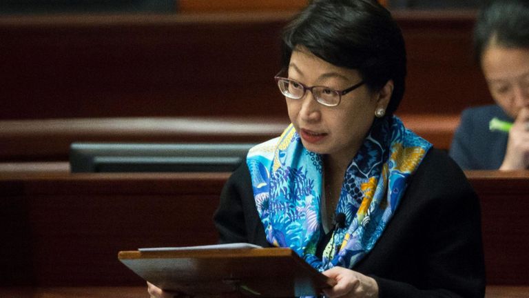 Les gouvernements chinois et de Hong Kong ont condamné une "attaque" contre un responsable du gouvernement de Hong Kong à Londres