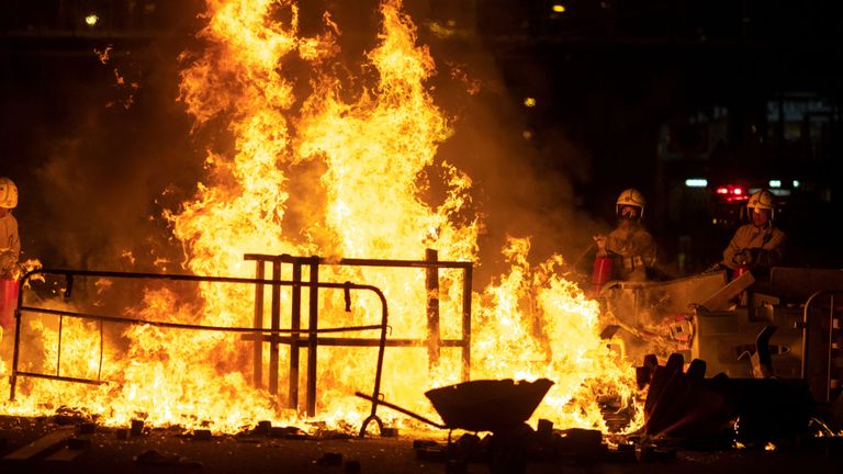 Les pompiers tentent d'éteindre un incendie incendié par des manifestants antigouvernementaux, après que le dirigeant Carrie Lam eut annoncé une loi d'urgence prévoyant notamment l'interdiction des masques faciaux lors de manifestations, dans le district de Wong Tai Sin, à Hong Kong, en Chine, le 4 octobre 2019. REUTERS / Athit Perawongmetha
