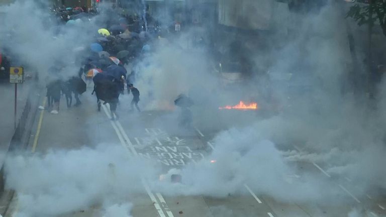 Défiant l’interdiction de la police, des milliers de manifestants affluaient samedi dans le quartier commerçant central de Hong Kong pour un autre rassemblement. 