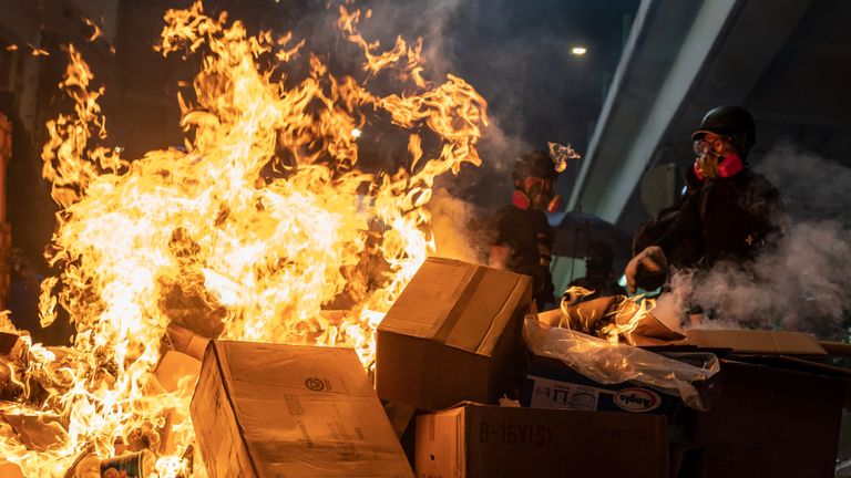 Des manifestants pro-démocrates ont mis le feu à une barricade lors d'une manifestation à Causeway Bay