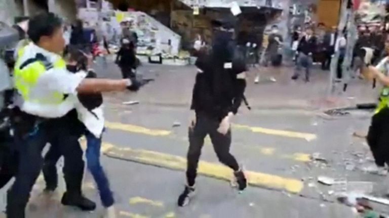 Les manifestants sont dans des conditions critiques après une autre journée de violentes manifestations à Hong Kong.