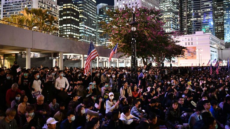 Les gens se rassemblent pour une soirée de remerciement à Edinburgh Place, dans le quartier central de Hong Kong