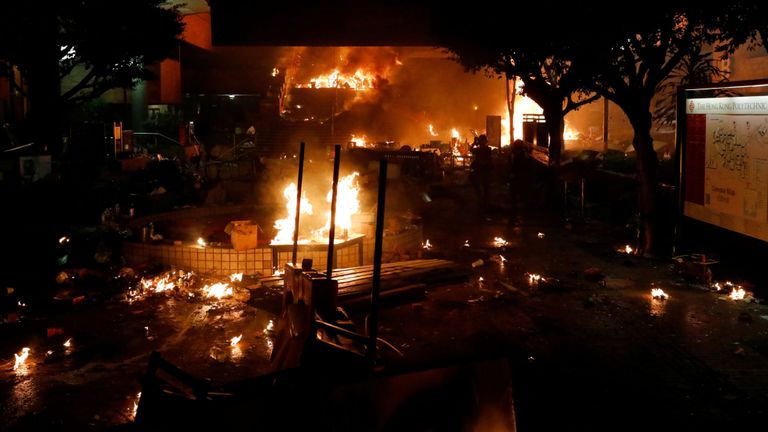 Un manifestant anti-gouvernemental a incendié l'entrée de l'Université polytechnique de Hong Kong (PolyU) pour arrêter la police à Hong Kong, Chine, le 18 novembre 2019