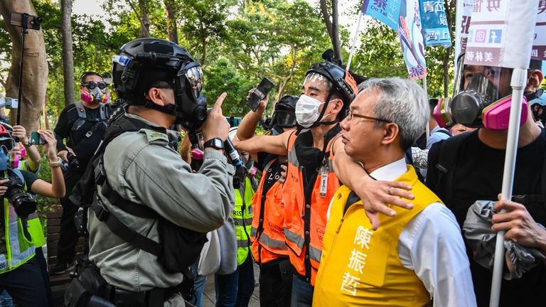 Richard Chan, candidat aux élections du conseil de district, a confronté la police alors qu'elle tentait d'éliminer les manifestants de Victoria Park