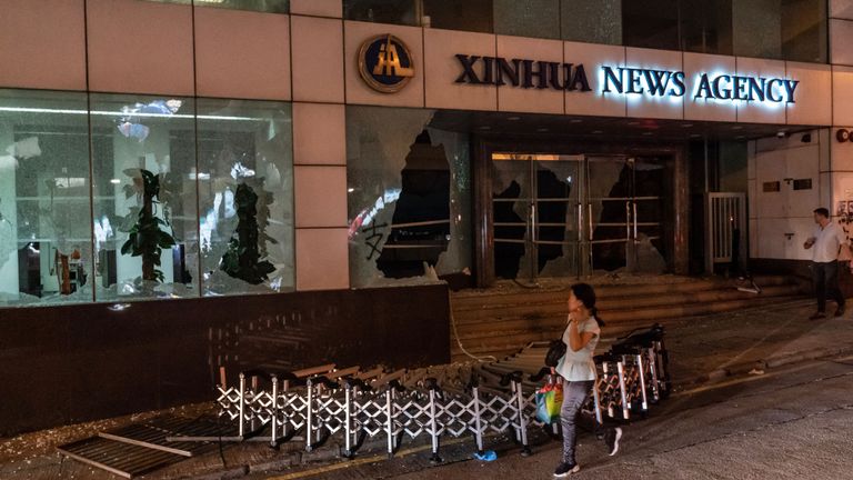 Les manifestants ont vandalisé l'agence de presse chinoise Xin Hua, basée à Hong Kong