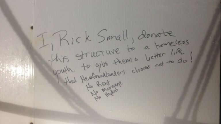 Le message que Rick Small a laissé à l'intérieur de la péniche avant que celle-ci ne fasse son voyage transatlantique