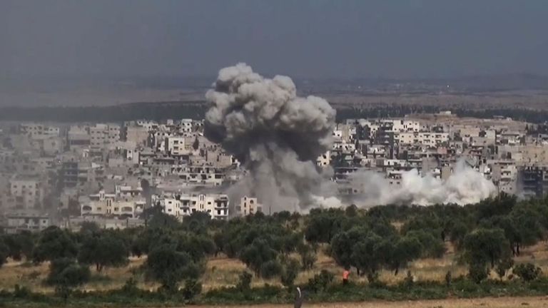 Les quatre frappes aériennes ont frappé Ma arat Al-Numan le même matin