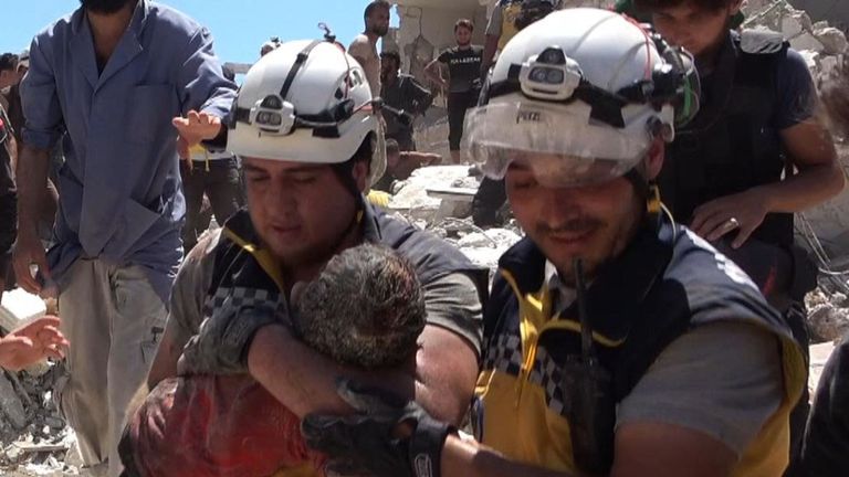 Les sauveteurs du casque blanc pensaient qu'Ahmed était mort dans l'effondrement du bâtiment