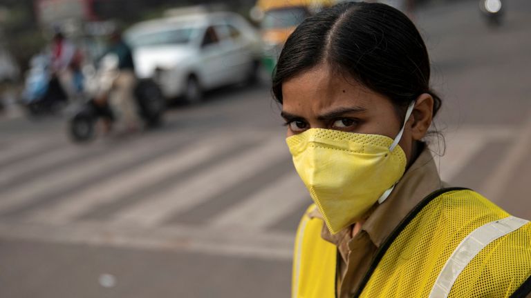 Une policière porte un masque pour se protéger de la pollution de l'air à New Delhi