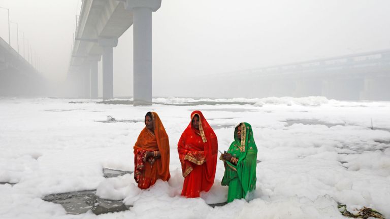 Les femmes hindoues vénèrent le dieu soleil dans les eaux polluées de la rivière Yamuna, New Delhi 