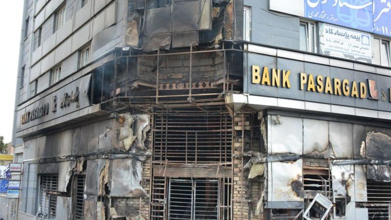 Une branche brûlée de la banque iranienne Pasargad incendiée par des manifestants
