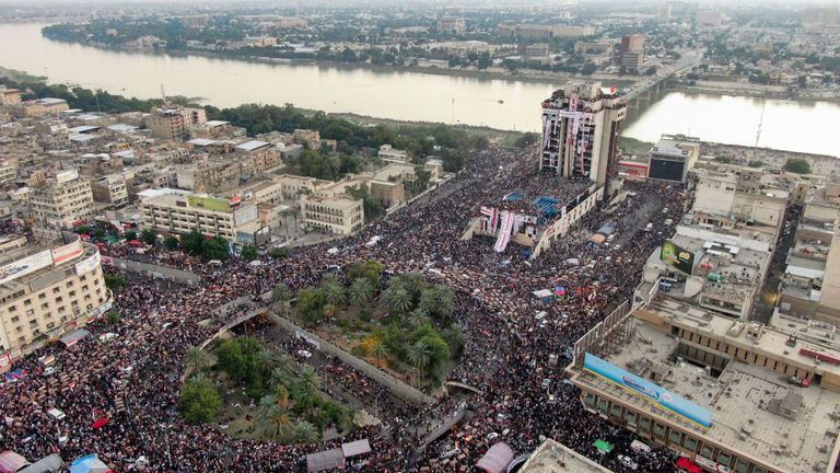 Des milliers de manifestants irakiens se rassemblent sur la place Tahrir à Bagdad samedi soir