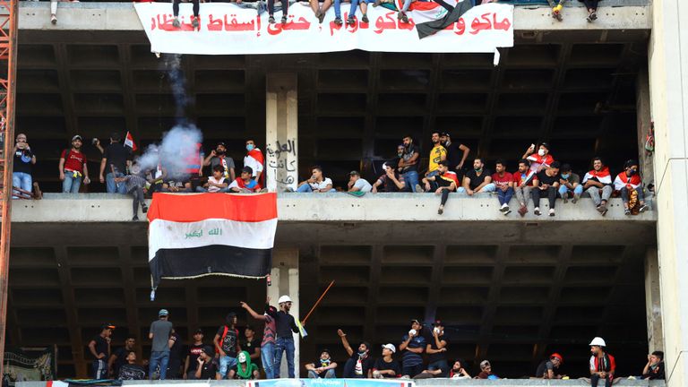 Les manifestants irakiens ont pris le contrôle d'un immeuble en ruine sur le bord de la place Tahrir