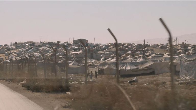 Des centaines de combattants de l'EI étrangers et leurs familles restent en Syrie