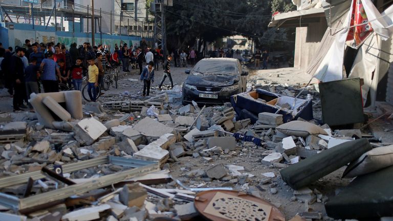 Des foules se sont rassemblées près de la maison Baha Abu Al-Atta après avoir été touchée par une frappe israélienne