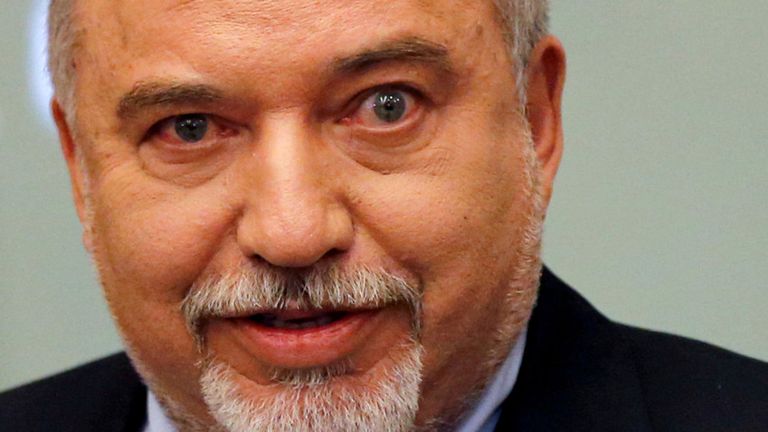 Le roi roi potentiel, Avigdor Lieberman, a refusé de soutenir l'un ou l'autre des hommes à l'approche de la date limite