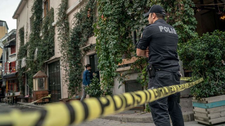 Un officier de police turc monte la garde devant les bureaux du Mayday Rescue à Istanbul