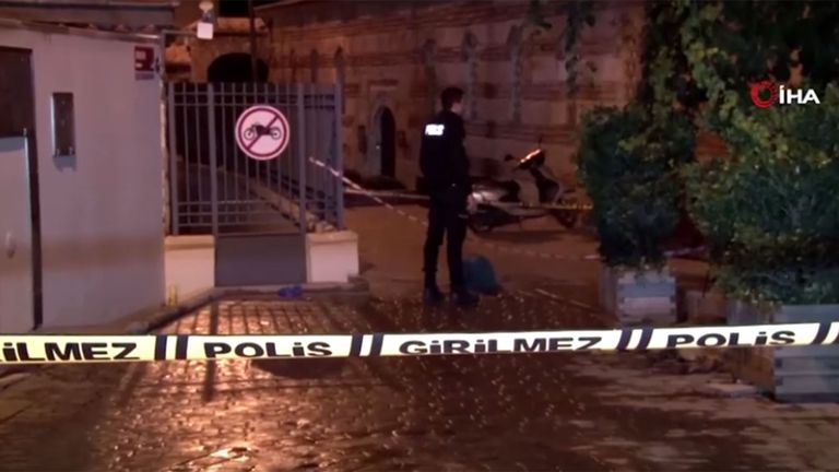 La police sur le site où le corps de James Le Mesurier a été retrouvé