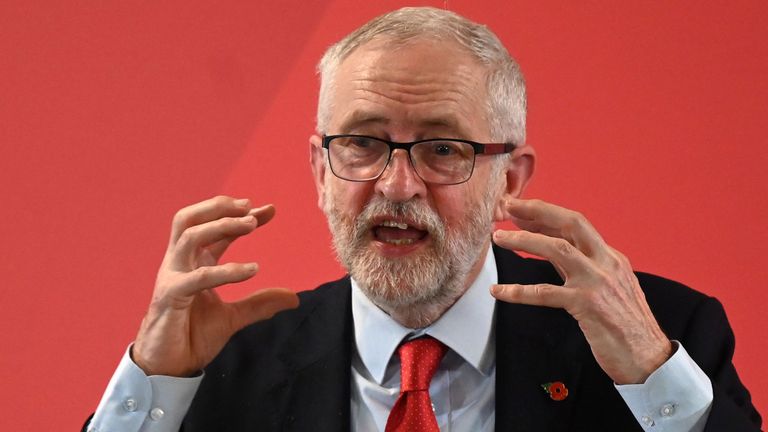 Le 5 novembre 2019, Jeremy Corbyn, leader du Parti travailliste britannique dans le parti d'opposition britannique, prononce un discours sur les projets de son parti pour le Brexit lors d'un événement à Harlow, au nord de Londres. Le Premier ministre britannique Boris Johnson a exprimé son opposition Le chef du parti travailliste Jeremy Corbyn a annoncé mardi aux électeurs lors de l'élection du mois prochain s'il soutenait le départ de l'UE. (Photo de Daniel LEAL-OLIVAS / AFP) (Photo de DANIEL LEAL-OLIVAS / AFP via Getty Images)