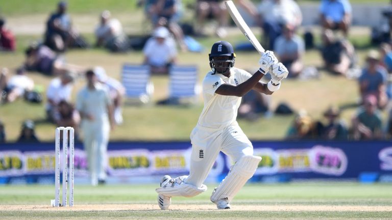MOUNT MAUNGANUI, NOUVELLE ZELANDE - 25 NOVEMBRE: Jofra Archer de l’Angleterre bat au cours de la cinquième journée du premier match test opposant la Nouvelle-Zélande et l’Angleterre à Bay Oval le 25 novembre 2019 à Mount Maunganui, en Nouvelle-Zélande. (Photo de Gareth Copley / Getty Images)