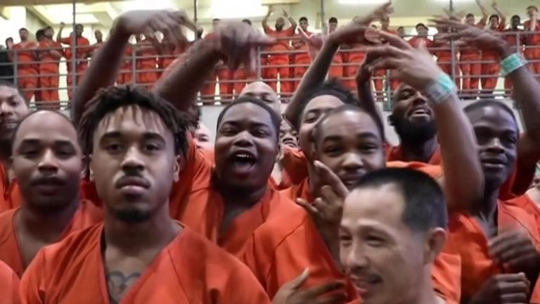 Les prisonniers étaient ravis de rencontrer la star de la musique