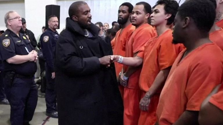 West a serré la main d'un certain nombre de détenus lors de sa visite